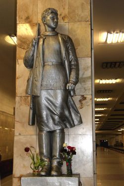 Памятник на станции метро «Партизанская»
